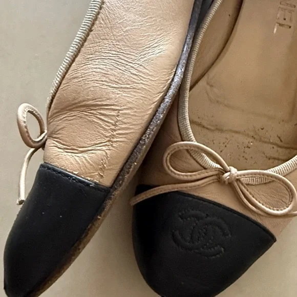 CHANEL Lambskin Beige and Black Flats - Picture 5 of 16